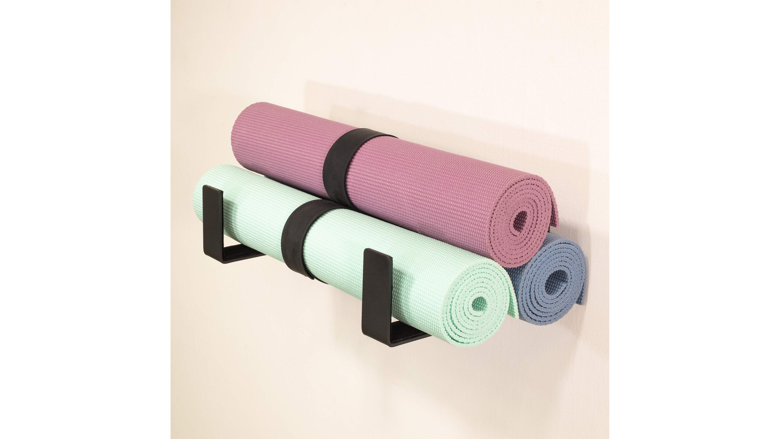 StoreYourBoard yoga mat storage rack, il sistema da muro per tappetini e foam roller che libera spazio in salotto