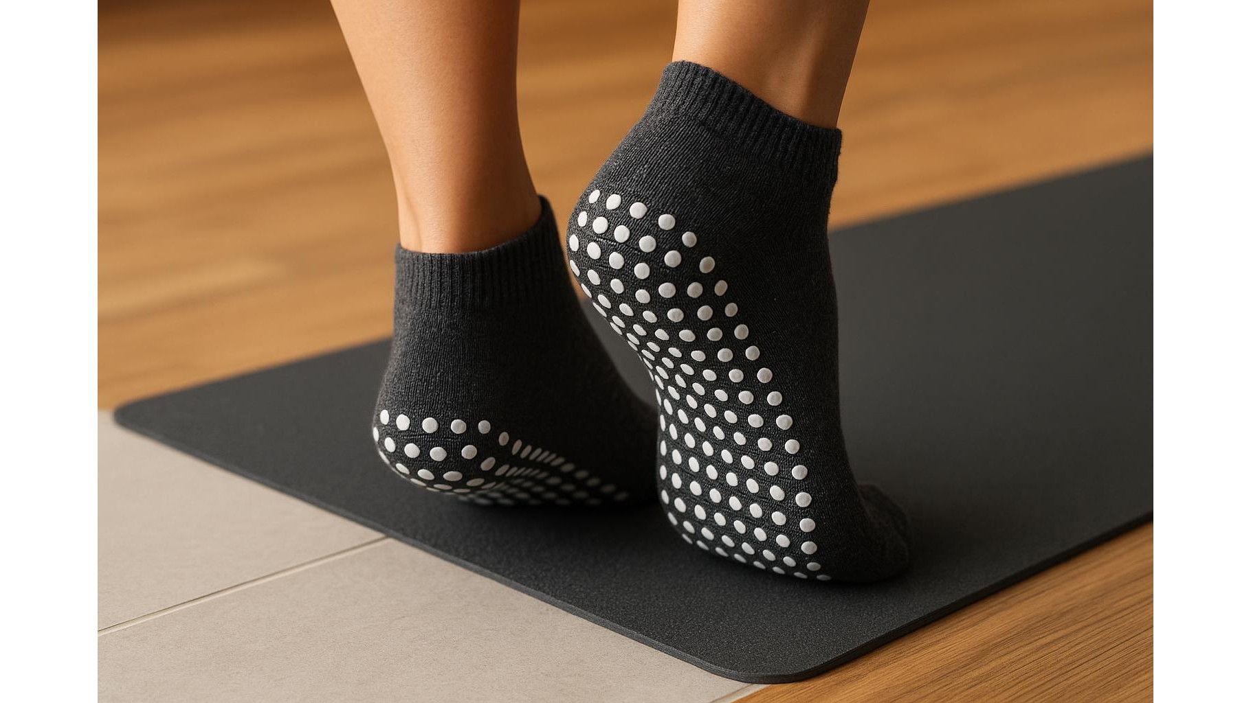 Home gym socks for mixed floors: how to choose grip and cushioning for tiles, wood and mats